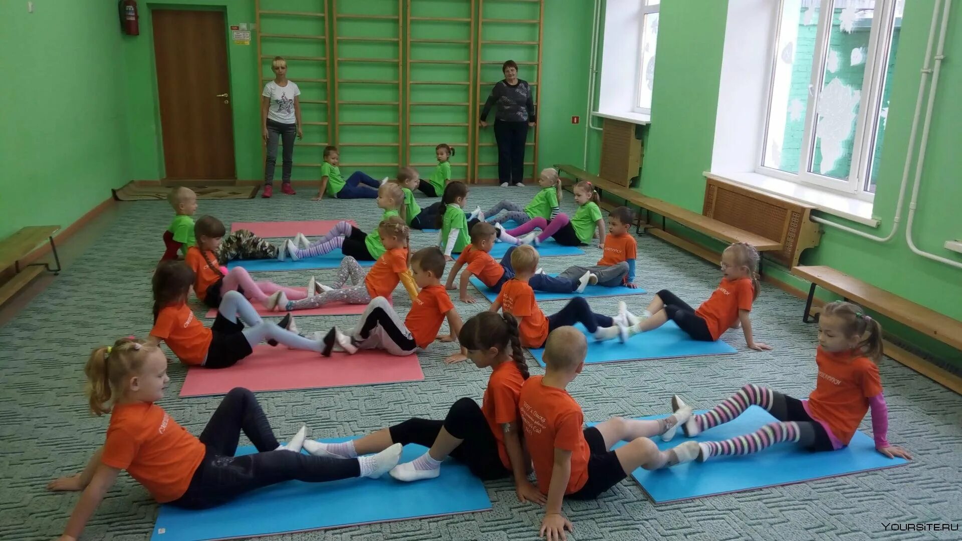 Гимнастика в детском саду. Гимнастические упражнения в ДОУ. Занятия утренней гимнастикой в детском саду. Дети на физкультуре в детском саду. Сюжетные утренние гимнастики