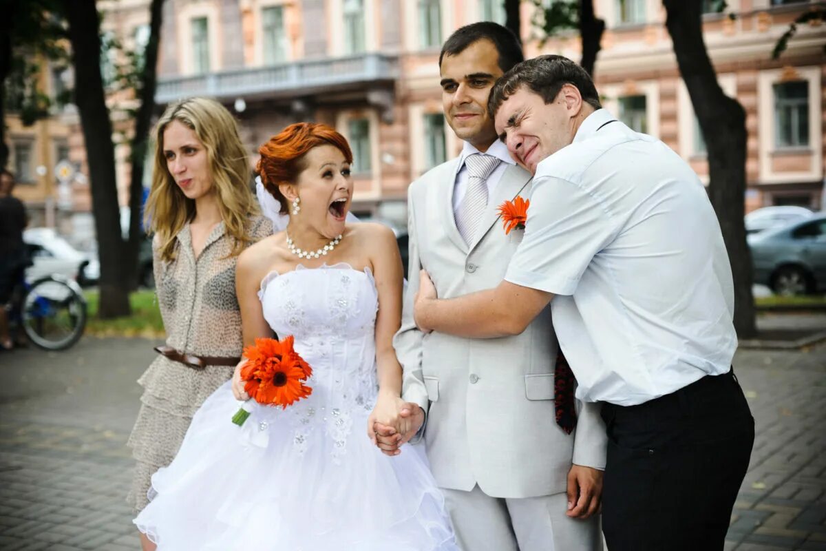 Давай женился. Свадебная фотосессия со свидетелями. Жених и невеста. Свадебная фотосессия с друзьями. Жених невеста и свидетели.