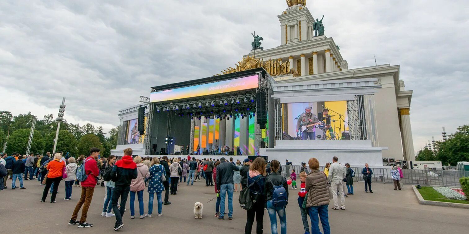 Театр комедии на вднх. Главная сцена ВДНХ. Главная сцена на ВДНХ Москва. ВДНХ сцена Главная сцена.