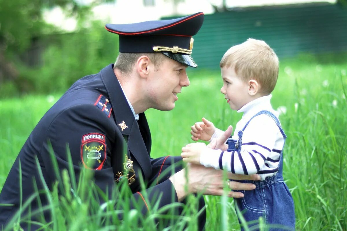 Полиция для детей. Добрый полицейский. Полицейский для детей. Военный с ребенком. Вежливый гражданин