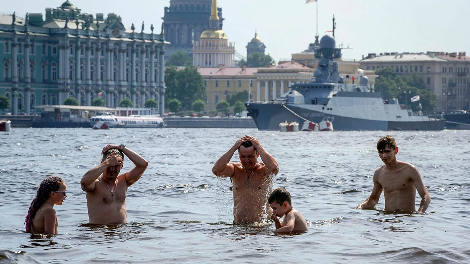 Петербург где можно купаться. Пляж Петропавловской крепости 2021. Купаться в Неве. Люди купаются в Неве. Купание у Петропавловской крепости.