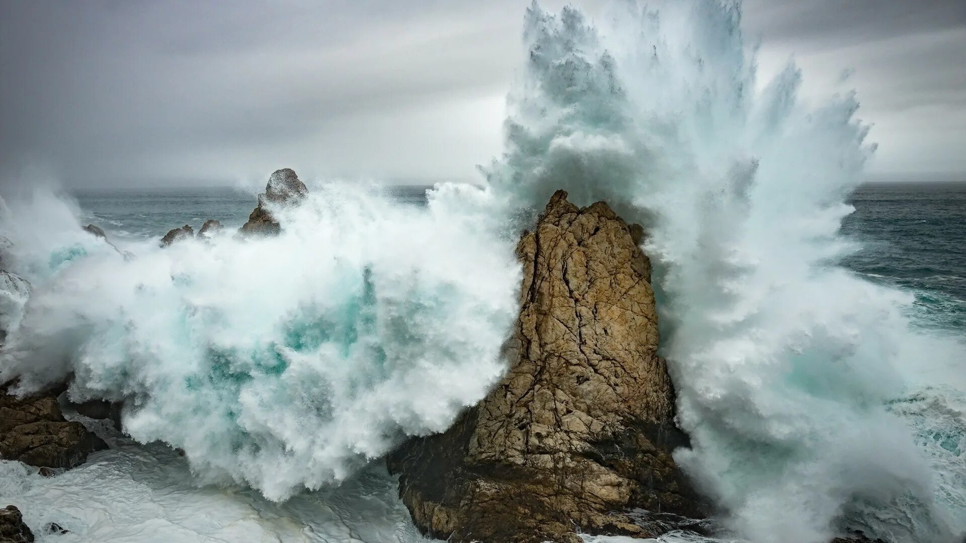 Море Утес шторм. Волны разбиваются о скалы. Бушующее море. Стихии природы. Разрушаем океан