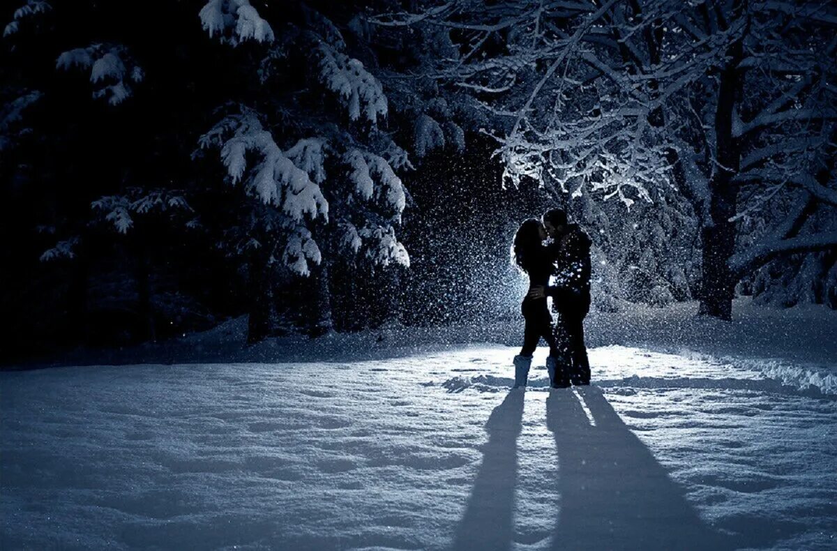 Пара зимой. Влюбленные под Снегопадом. Зима любовь. Двое на снегу. Темнота раннего зимнего