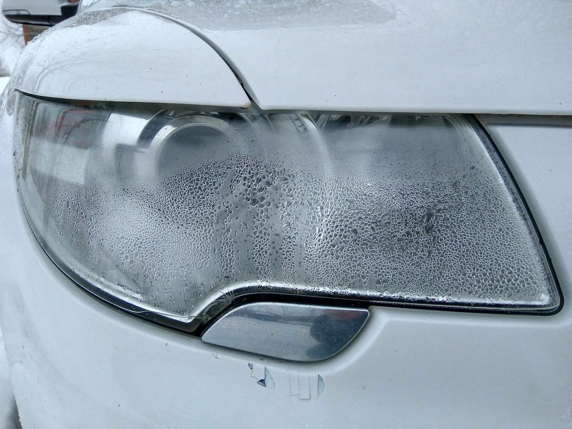 Автомобильные фары изнутри. Фары хендай солярис запотевают. Запотевание фар. Запотевание фар. Запотела фара.