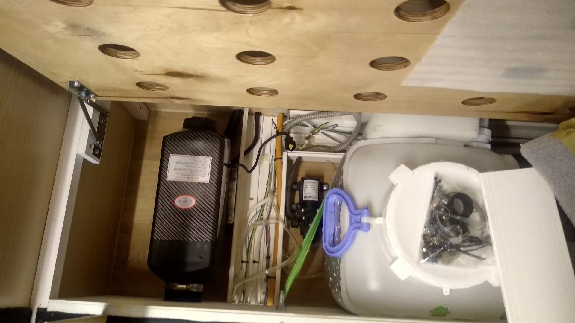 Бак автодом. Канализация для автодома. Бак для воды в автодом. Бак автодом. Бак 65л fiamma для воды в автодом кемпер прицеп.