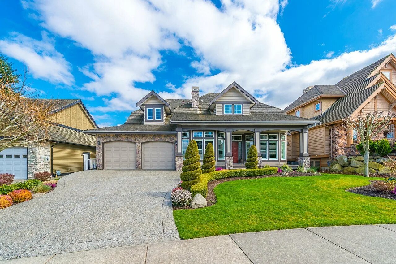 Красивый до. Примечательно что за домом. Американские загородные улицы. Браун хаус одноэтажный. Примечательно что за домом.