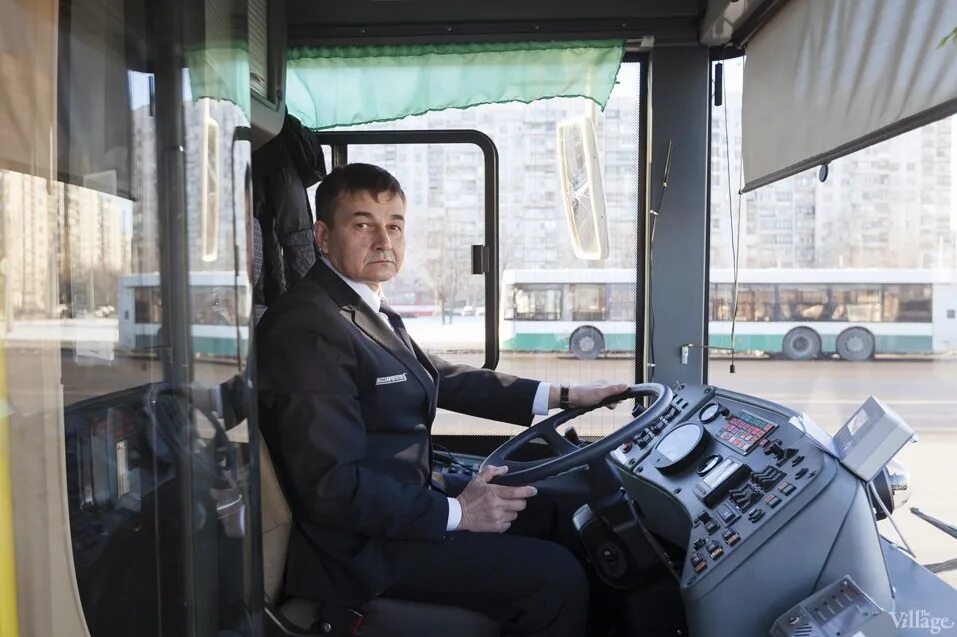 Работа петербург водитель автобуса. Водитель автобуса. Профессия водитель автобуса. Водитель городского автобуса. Кабина водителя автобуса.