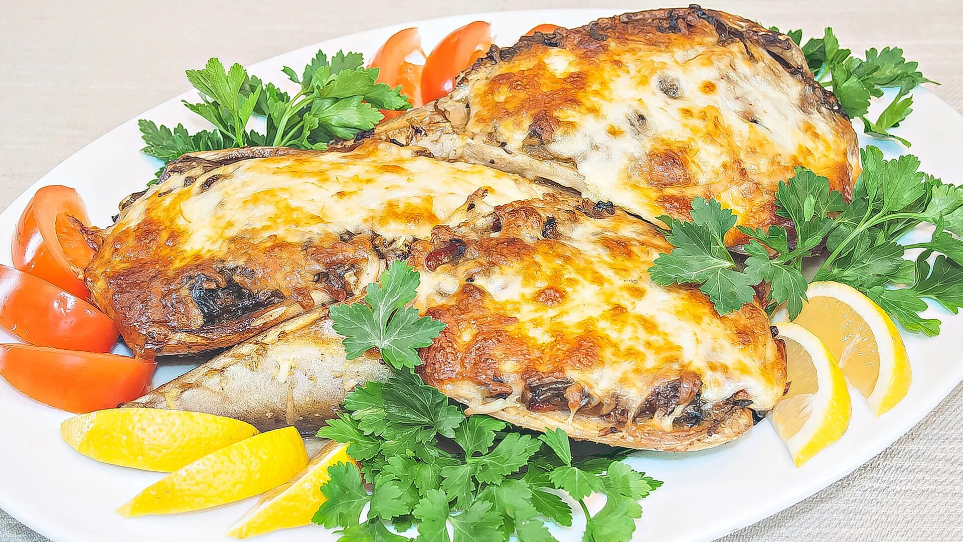 Рыба запеченная с овощами и сыром. Скумбрия фаршированная грибами. Запеченное филе скумбрии. Скумбрия фаршированная овощами. Скумбрия в духовке фаршированная овощами.