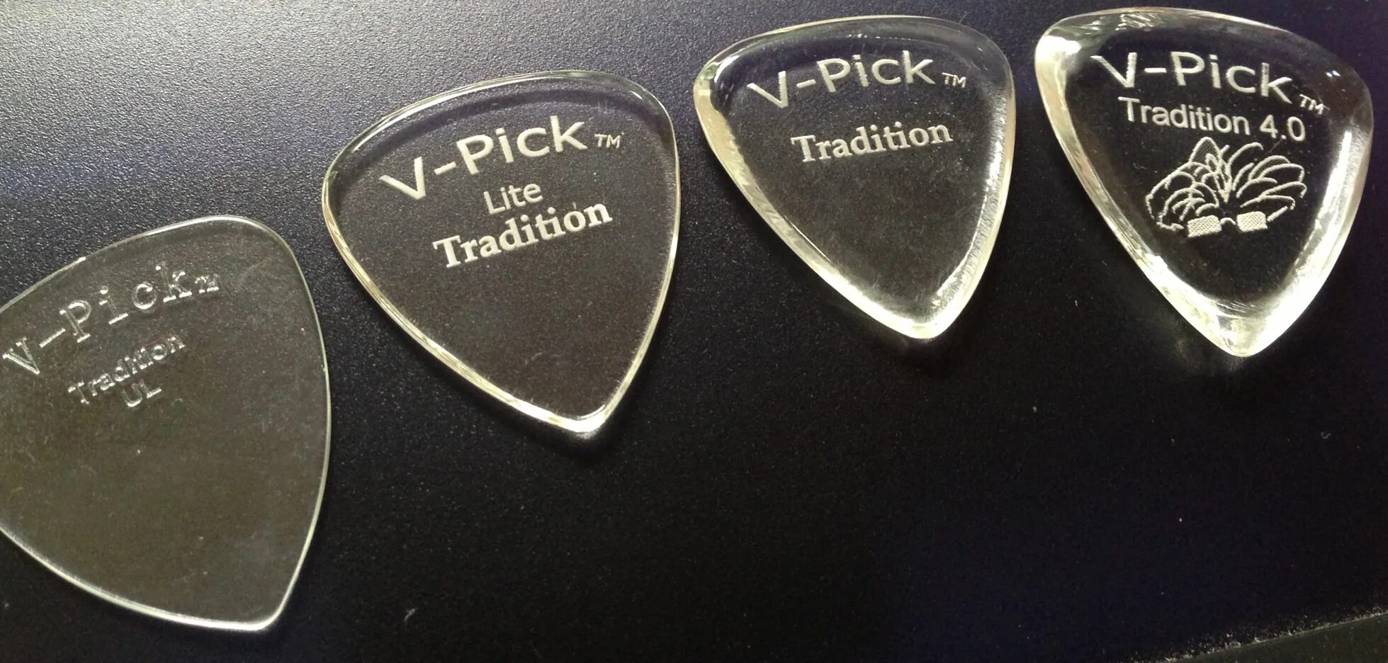 V pick. Медиатор. поделки из медиаторов. guitar pick.