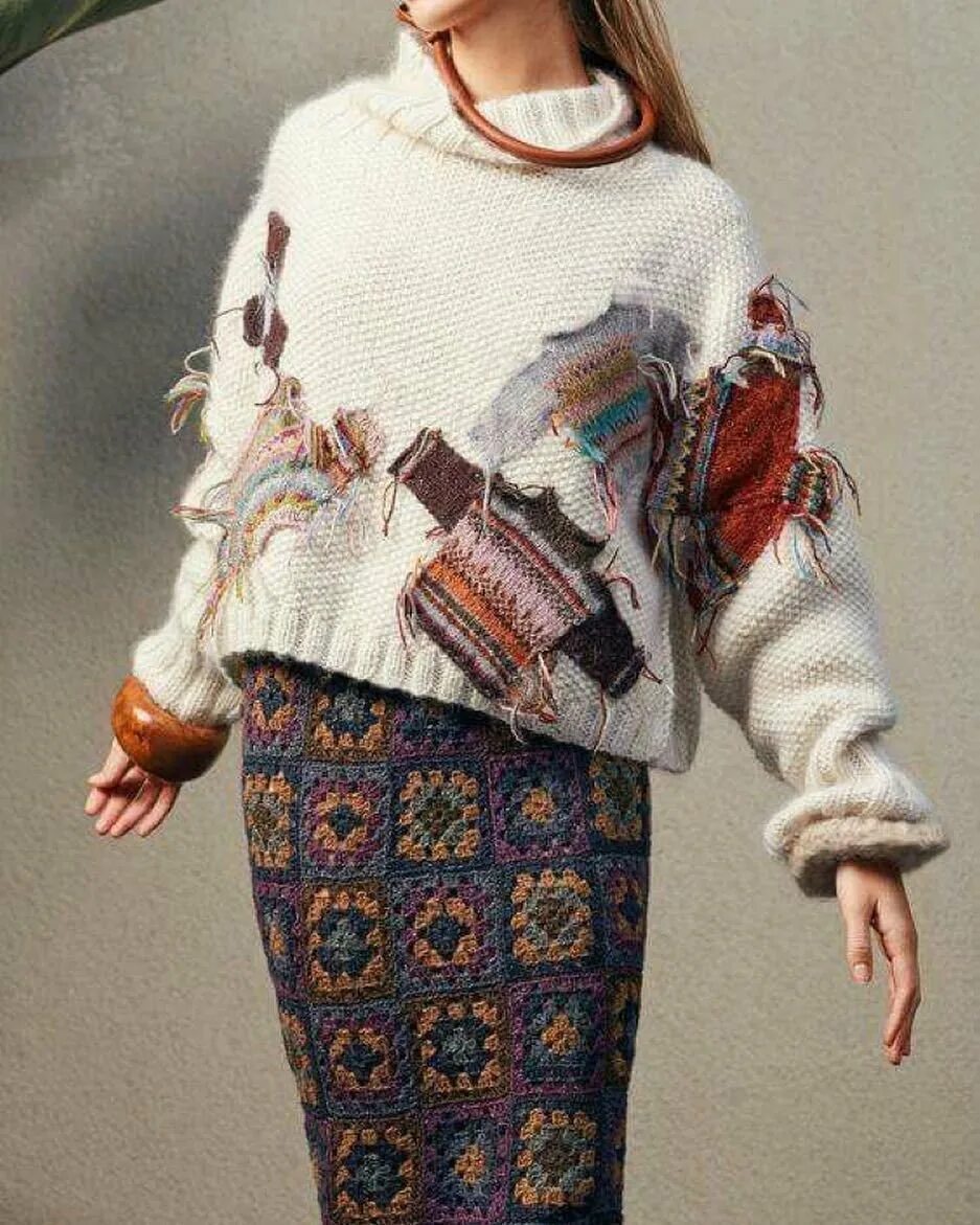 Креативная вязаная одежда для женщин. Куда сдаются вязаные вещи в кирове. Свитер оверсайз 2021-2022. Яркие вязаные зимние вещи. Свитер с узором шишечки.