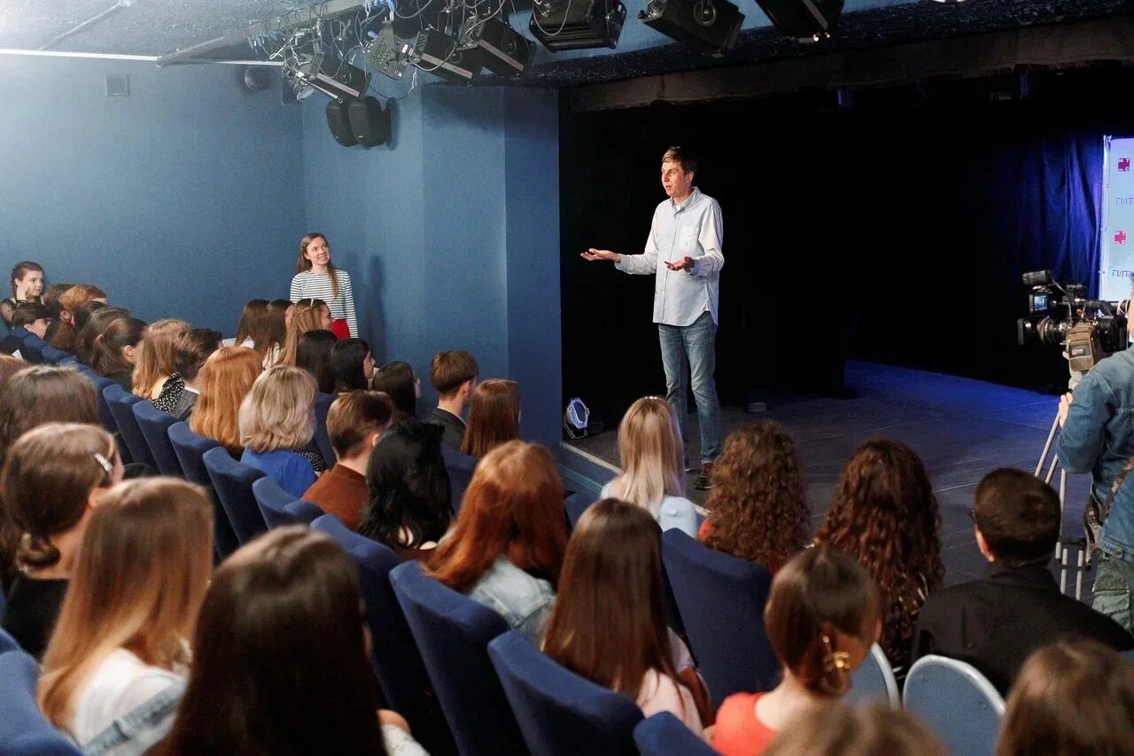 Актер на сцене. Кастинг актеров. Актеры театра. Московский театральный колледж табакова. Съемки кастинг.