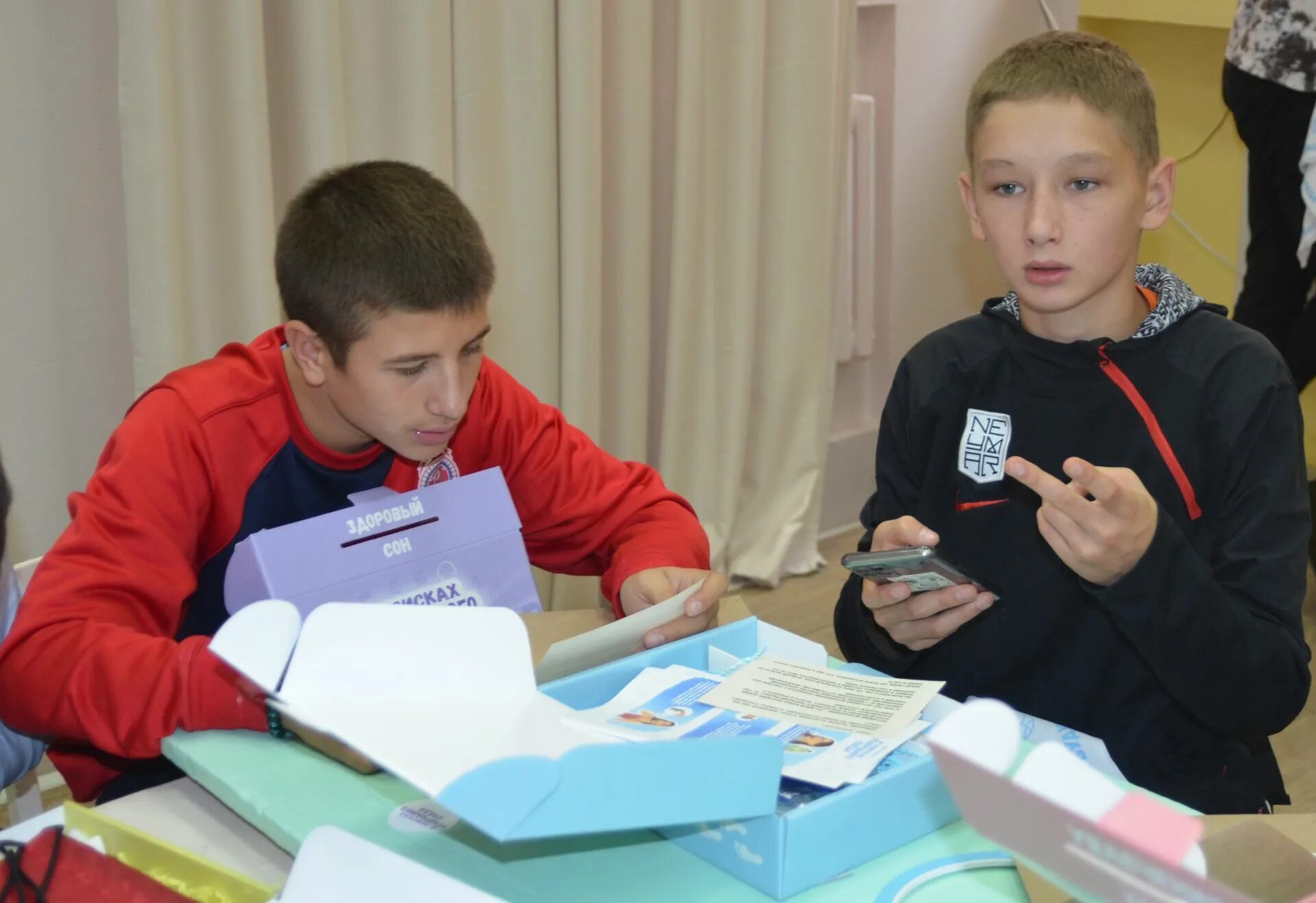 Теперь мы восьмиклассники картинка. Будущим восьмиклассникам. Российский восьмиклассник. Школьники 2022. Школьники старших классов.