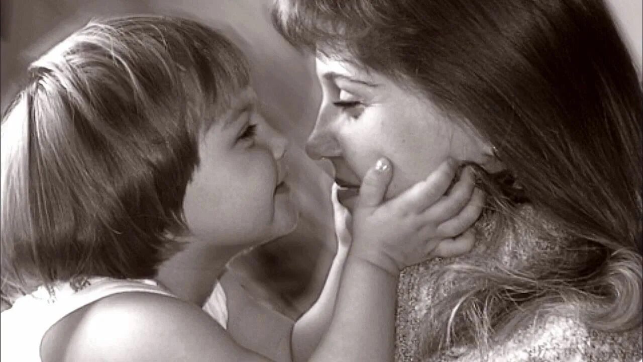 Про маму друга. Мама целует малыша. Добрая мама. Глаза мамы.