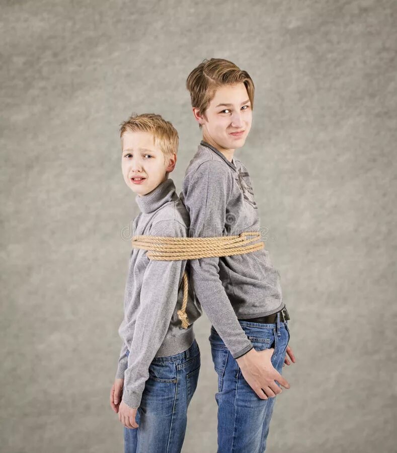 Мальчик с веревкой. Девочку связали. Мальчик с веревкой. Связанные девочки. Мальчик связанный девочками видео.