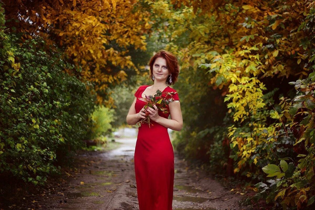 Женщина с цветами. Фотосессия на природе. Дама осенью. Женщина дубках. Букет цветов для девушки.