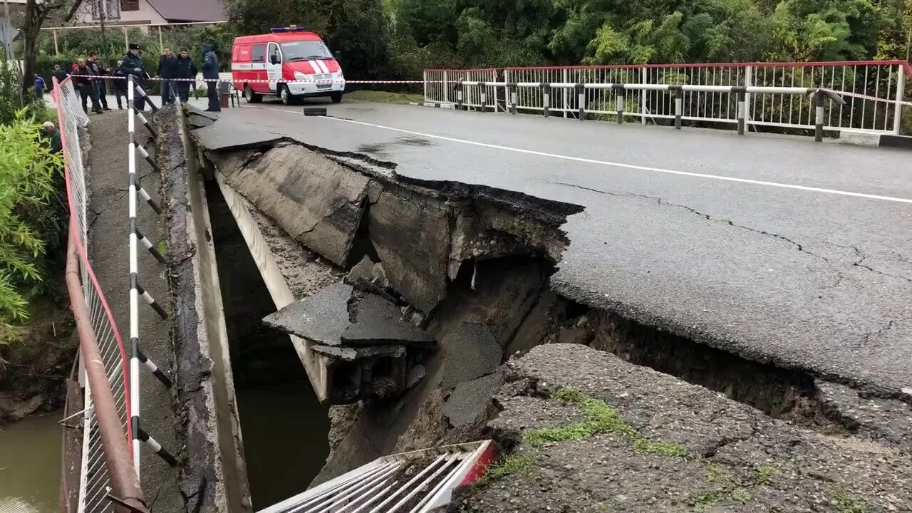 Видео обрушения моста. Сочи разрушенный мост. Сочи обрушился мост. Разрушенный автомобильный мост. Сломанный мост.