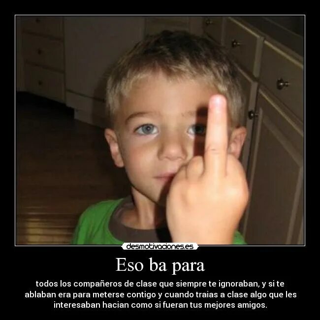 человек показывает 50 на 50. маленькие дети с факом. жест 50. 50 на 50 мем. жест на 50%.