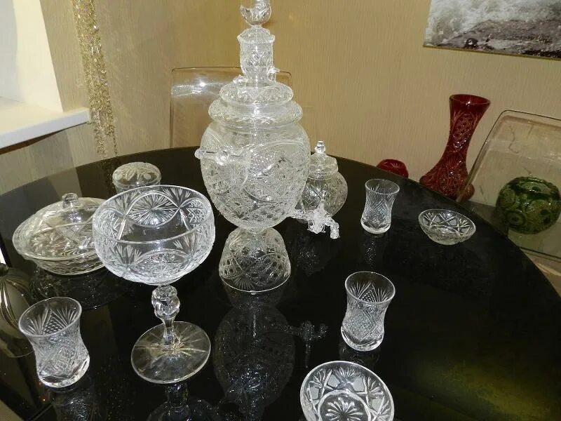 Сдать хрусталь. Хрустальный самовар петра 1. хрустальный самовар оружейная палата. хрустальный самовар петра 1 в оружейной палате. самовар петра 1 из горного хрусталя.