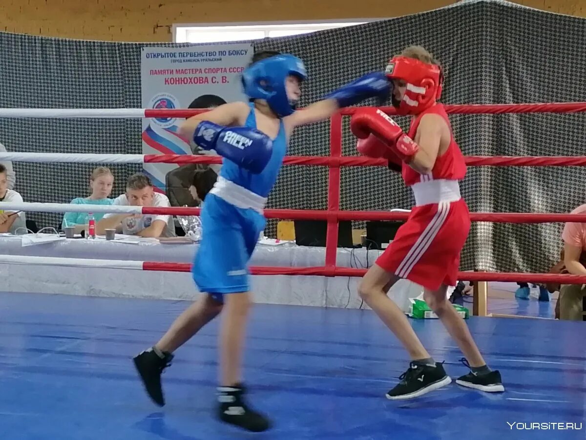 Боксёрский зал в тюмень. Центр бокса каменска-уральского. Соревнования на боксу урал. Бокс каменск уральск. Тренер по боксу дементьев каменск уральский.