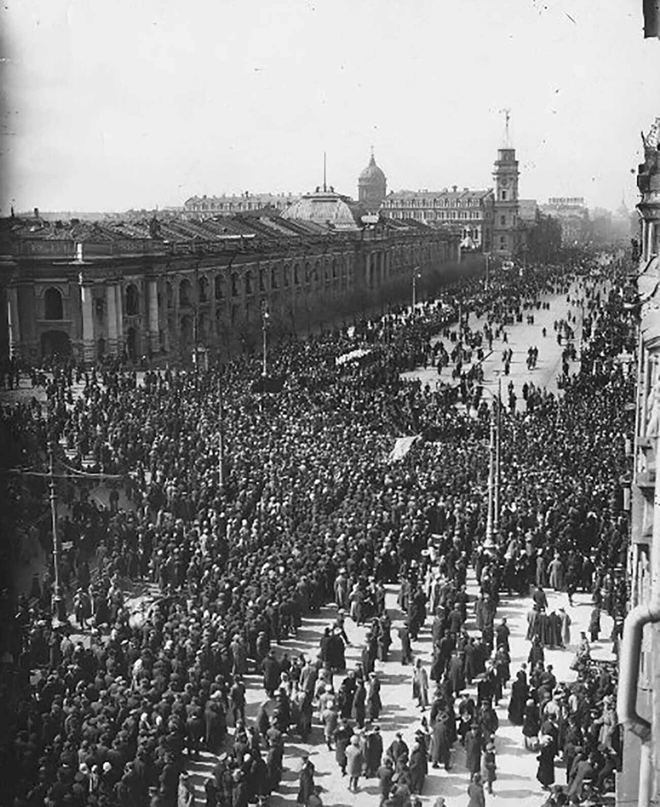 Петроград во времена революции. Петроград в 1917 апрельский кризис. Восстание в Петербурге 1917. Демонстрация 18 июня 1917 г в Петрограде. Антивоенных демонстраций в Москве и Петрограде 1917.