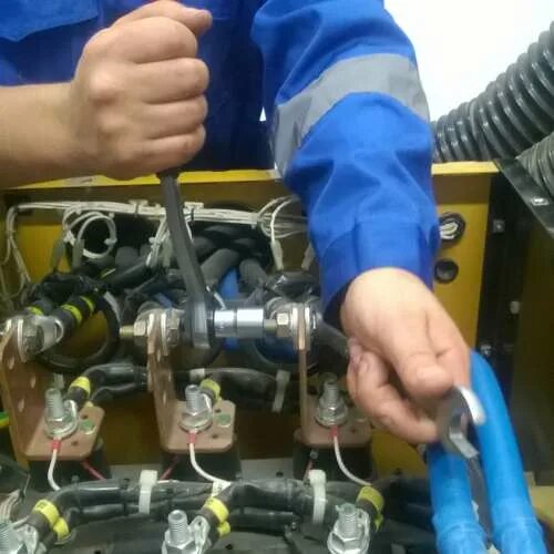 Ремонт дгу. Техническое обслуживание дгу. Техническое обслуживание дизель-генераторных установок. Машинист дизельной электростанции. Ремонт дгу.