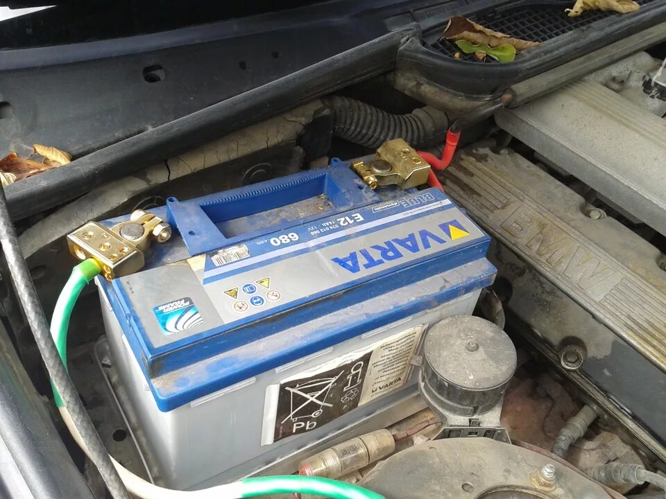 Аккумулятор bmw e30. Бмв 318 аккумулятор. E46 bmw акб. Бмв 3 акб. E46 bmw акб.