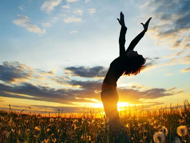 Devushka na gore. Уединение с природой. Жизнерадостный человек. Камерон грей художник. Смысл наслаждение.