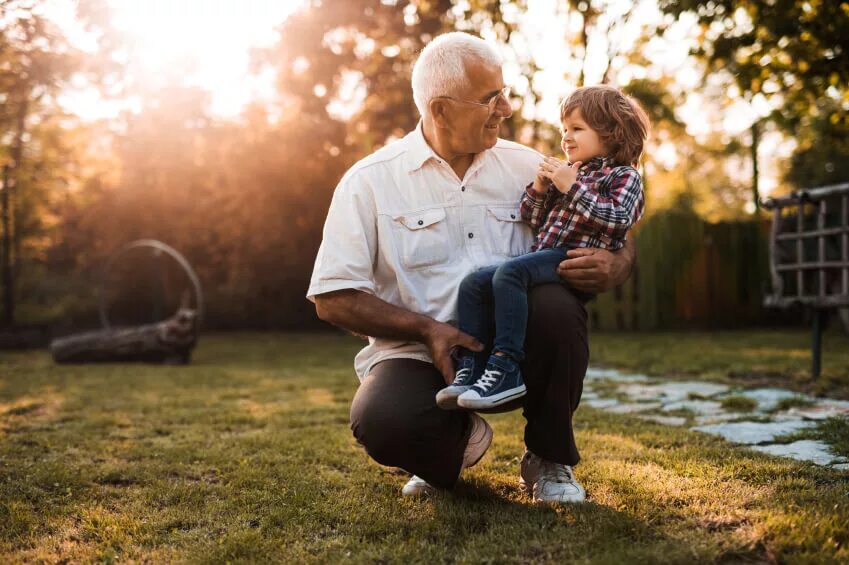 Дедушка с внуком на коленях. Фотосессия с дедом. Добрый дедушка. Дедушка с внучкой на руках.