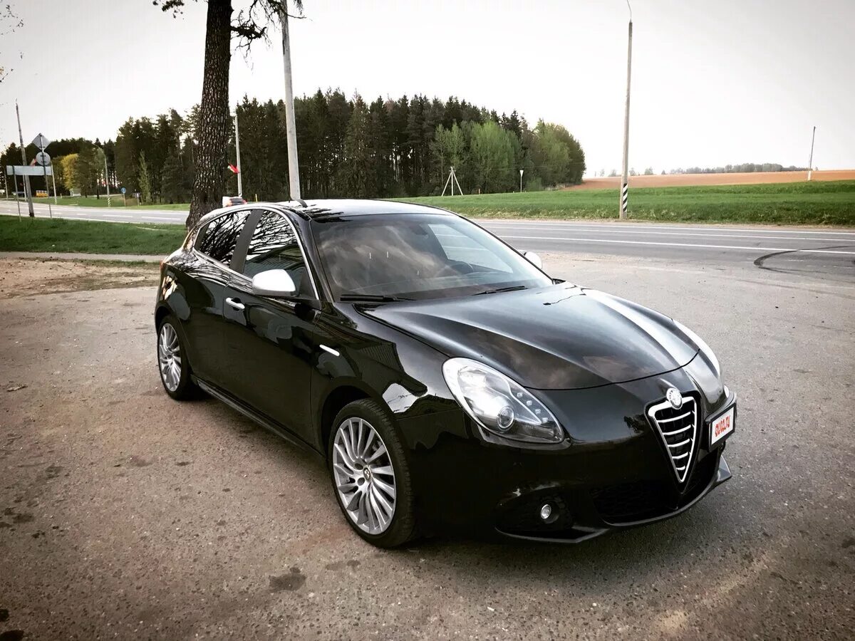 Альфа ромео москвы. Альфа Ромео черная. Alfa Romeo Giulietta III. Альфа Ромео машина черная.