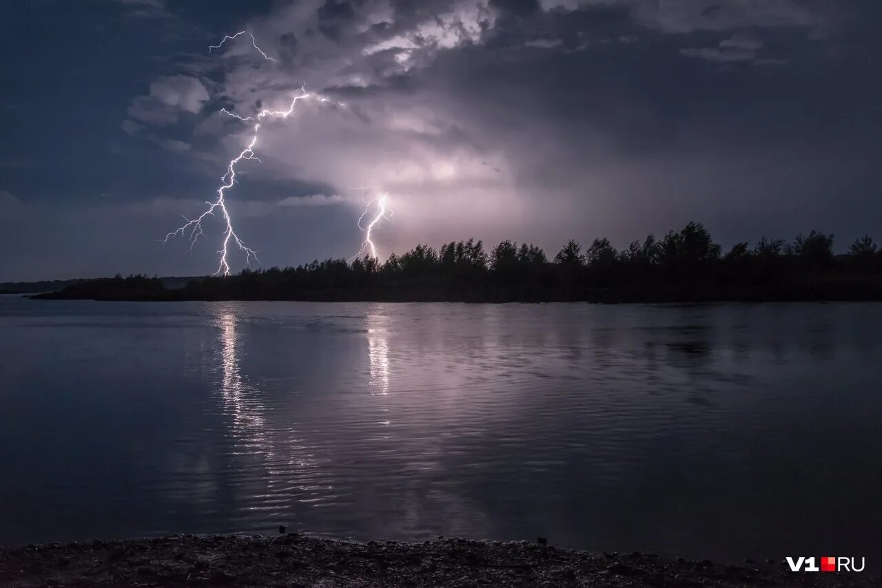 Молния над озером. Дождь и молния. Весенняя гроза. Гроза на реке. Природа с грозой.