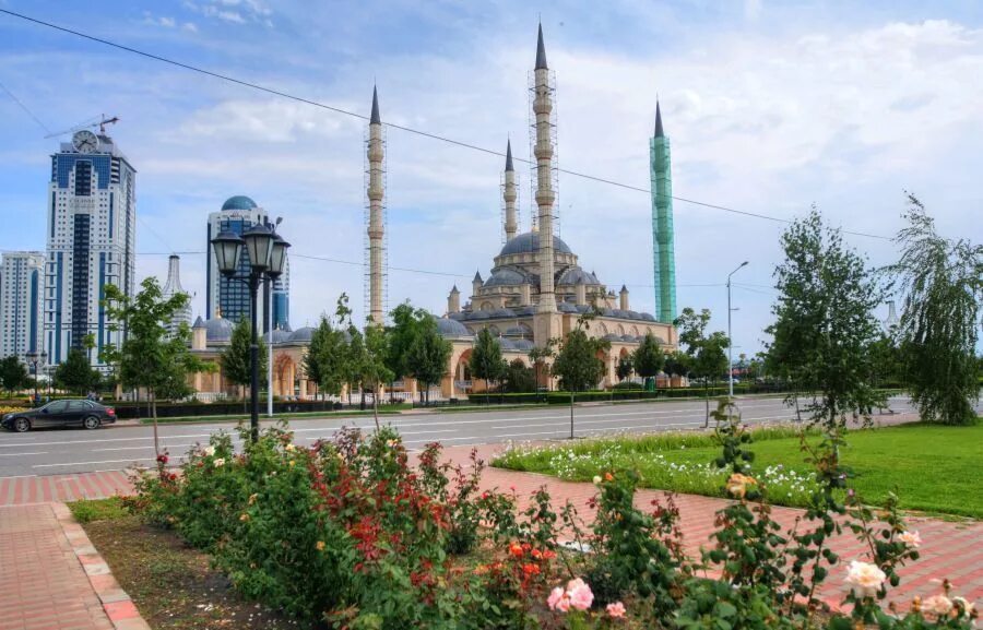 снег в грозном 2022. центр грозного. грозный в марте фото. грозный зима. штурм грозного дворец дудаева.