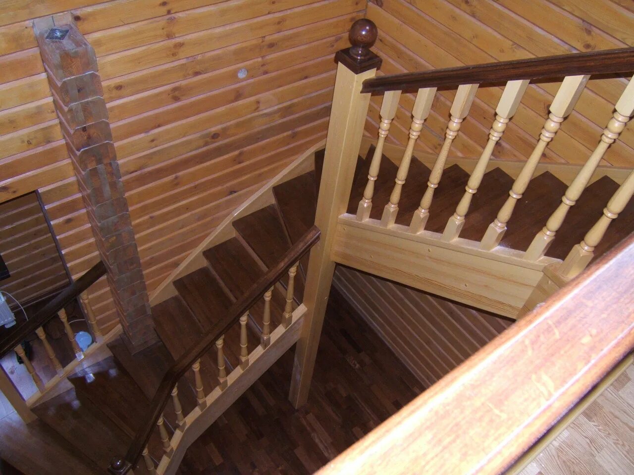 Расцветки лестниц деревянных. Варианты покраски лестницы. Покраска деревянной лестницы. Покраска лестницы из дерева. Крашенная деревянная лестница.