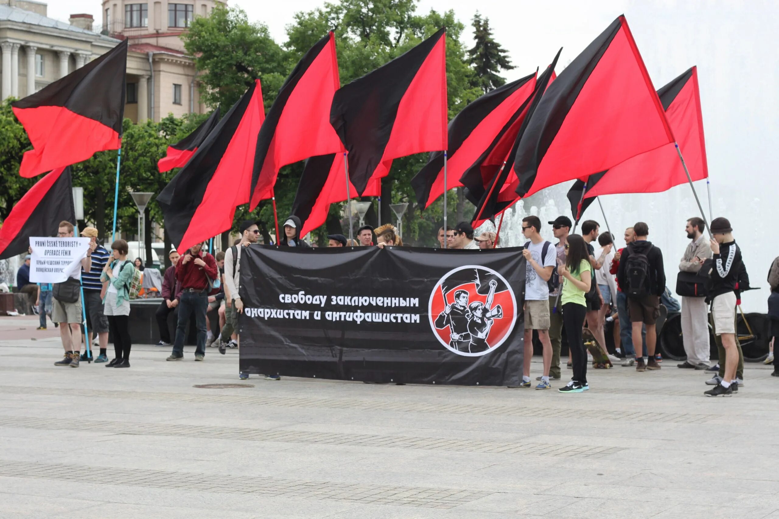 H скинхеды. Анархисты в россии. Анархисты в россии. Анархокомунисты махно. Красно черный флаг.