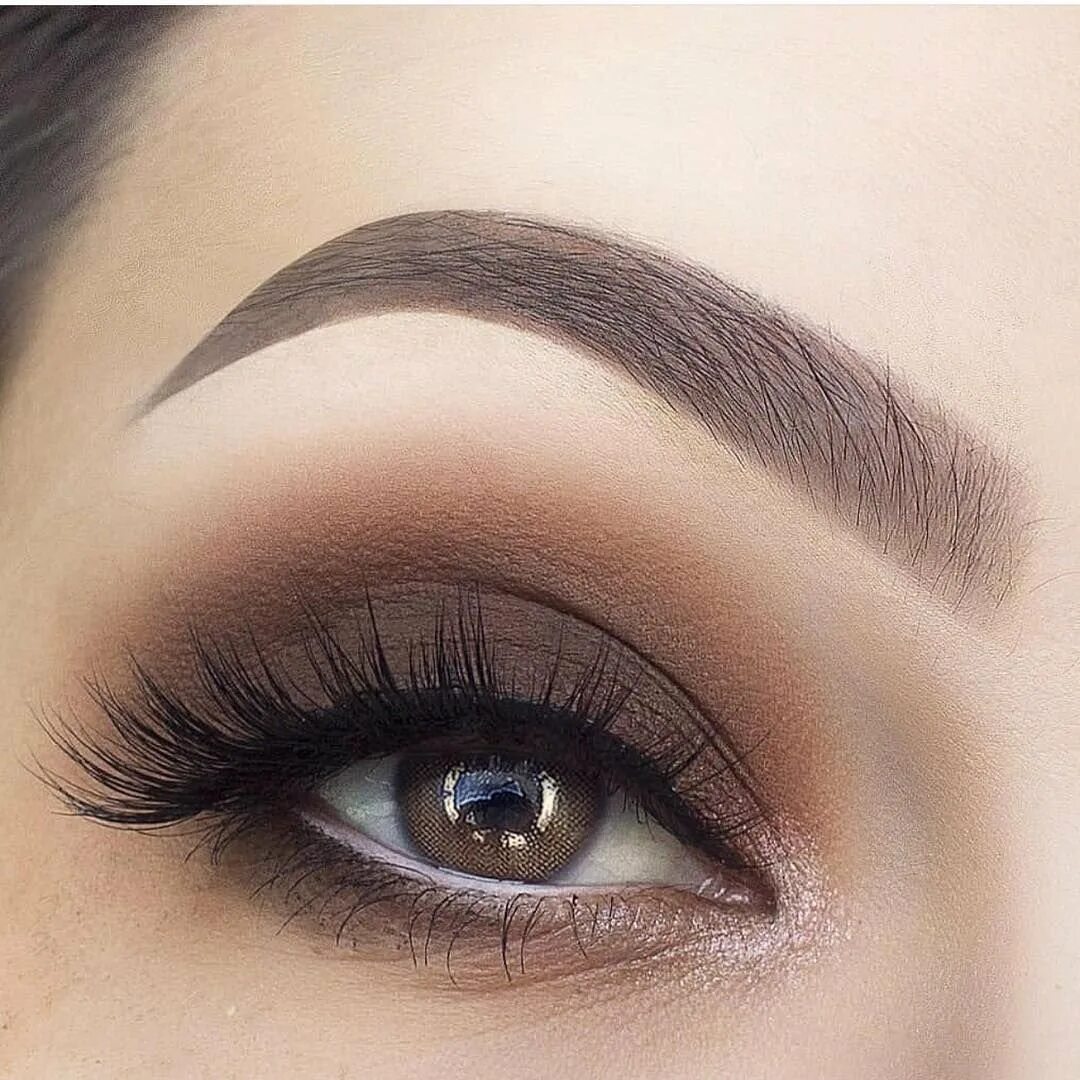 Мейкап смоки браун. Смоки макияж темные губы. Макияж в бежево-коричневых тонах. Smokie eyes. Смоки айс матовыми тенями.