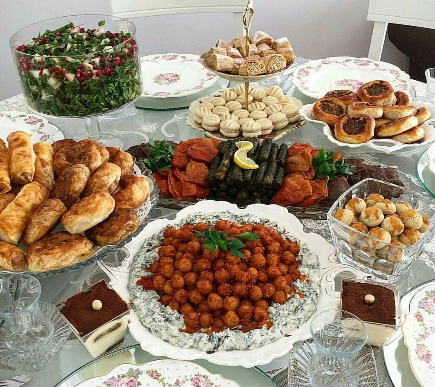 Татарский накрытый стол. Блюда на свадебный стол. Стол на никах. Угощение на никах. Мусульманские блюда на праздничный стол.