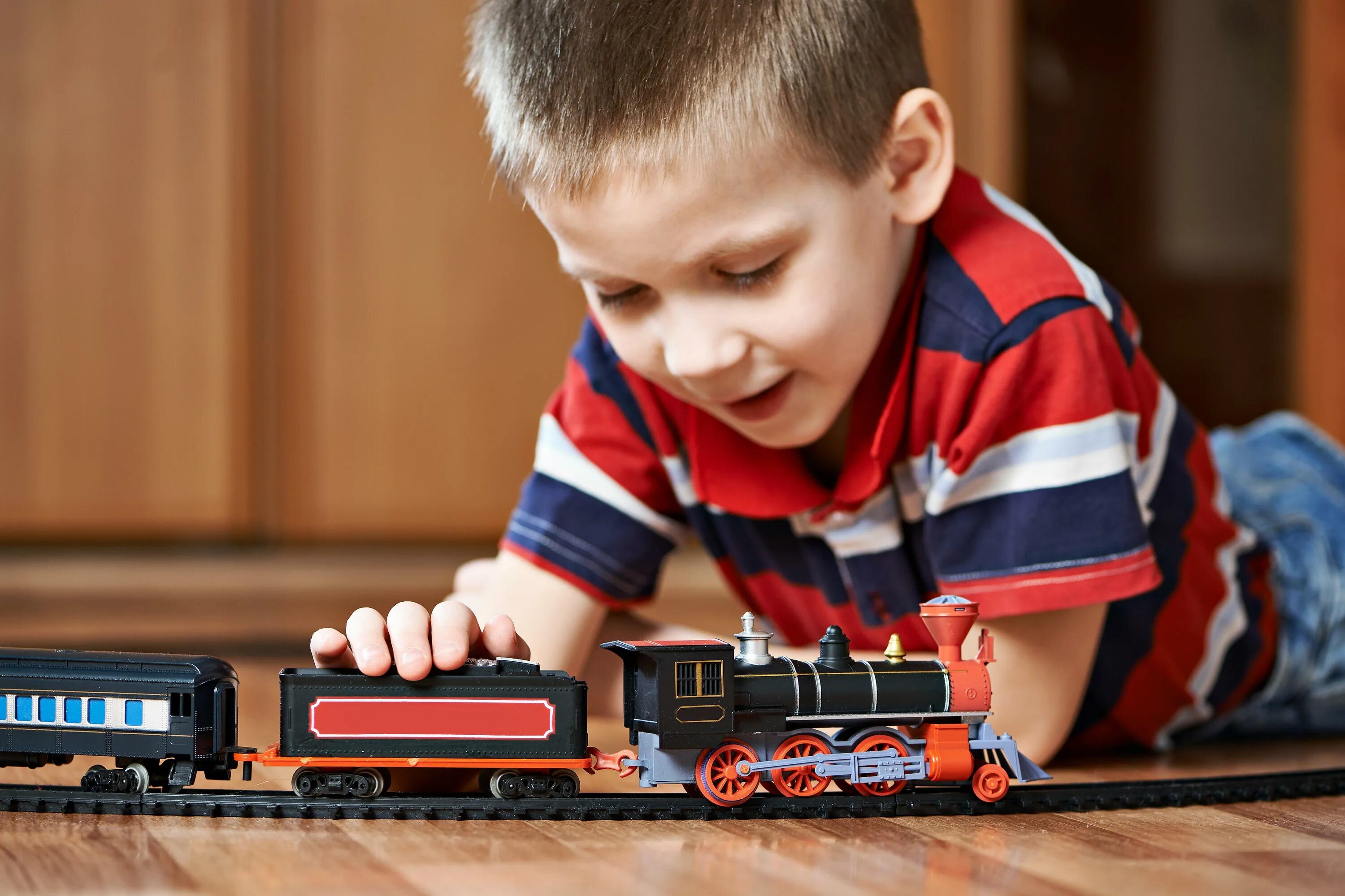 Мальчик железная дорога. Мальчик с железной дорогой. Ребенок с железной дорогой. Железная дорога для детей. Про поезда для мальчиков.