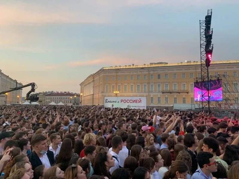 Алые паруса концерт. Алые паруса 2021 концерт на Дворцовой площади. Алые паруса Дворцовая площадь концерт. Концерт на Дворцовой площади Алые паруса. Алые паруса в СПБ У Дворцовой площади.