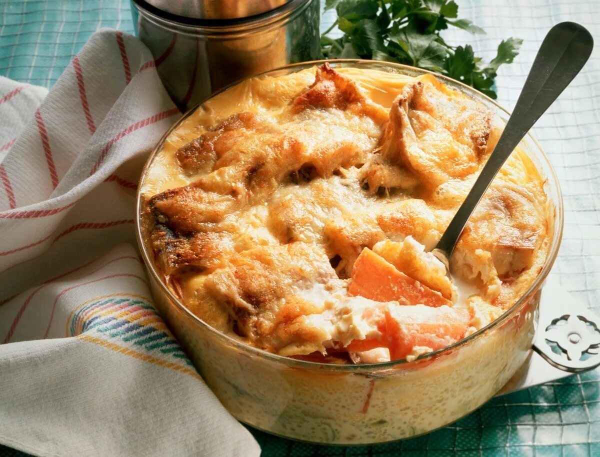 Запечь пюре. Запеканка с треской и картошкой. запеканка из картофельного пюре. запеченное картофельное пюре. тартифлетт блюдо.