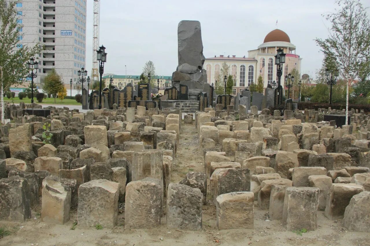 Мемориал жертвам депортации Грозный. Мемориал жертвам депортации 1944 года Грозный. Мемориал жертвам депортации ингушей. Мемориал депортации чеченцев. Памятник 1944 года