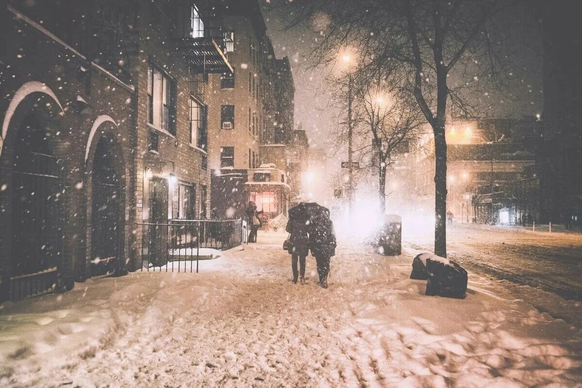 Ист Виллидж Нью-Йорк зима. Зима в городе. Город зимой. Зимняя улица.