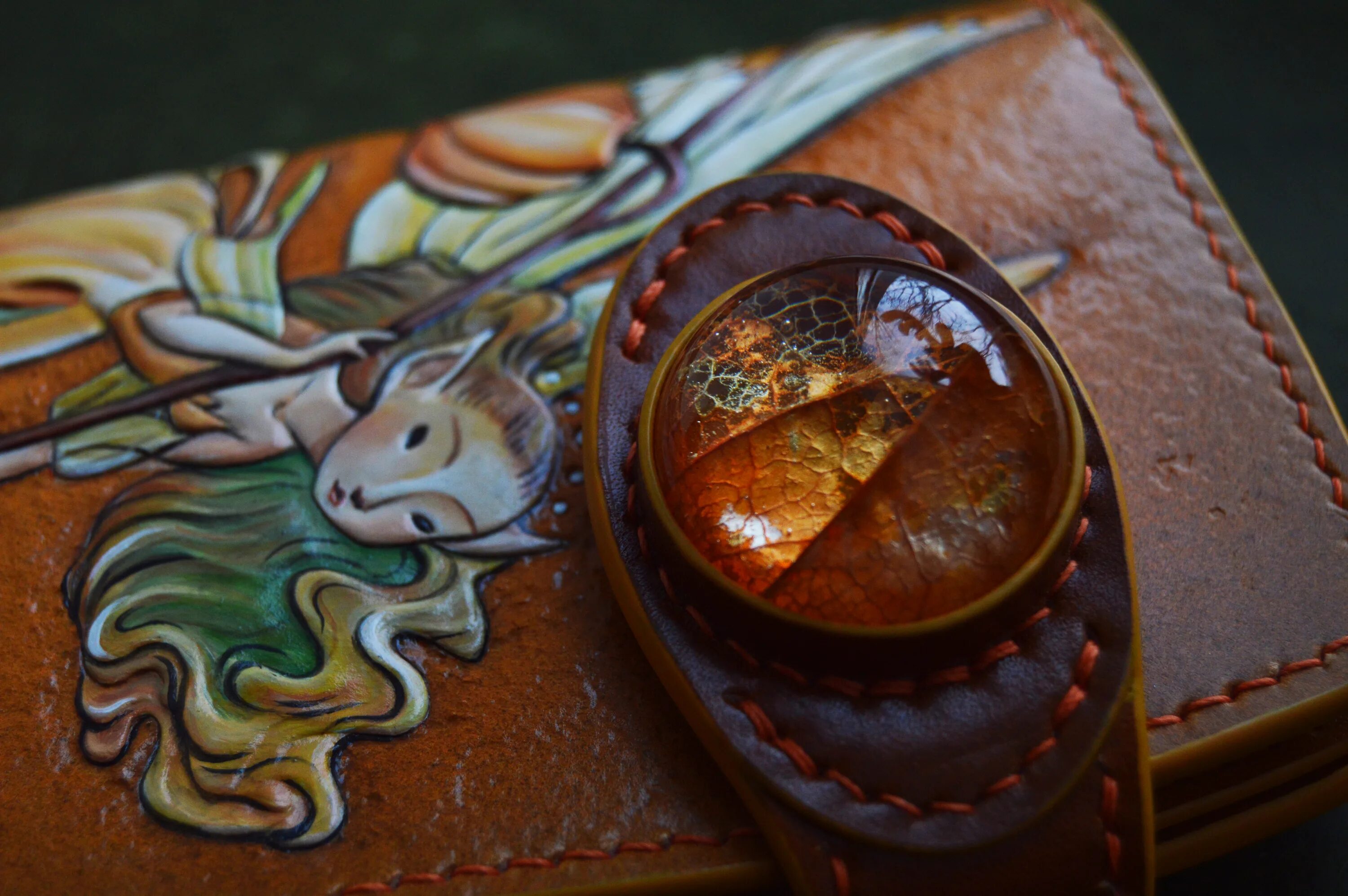 Янтарь окаменевшая смола хвойных деревьев. Брелок из кожи расписанный акриловыми красками. Смола на коже. Ожог кожи от эпоксидной смолы. Смола на коже.