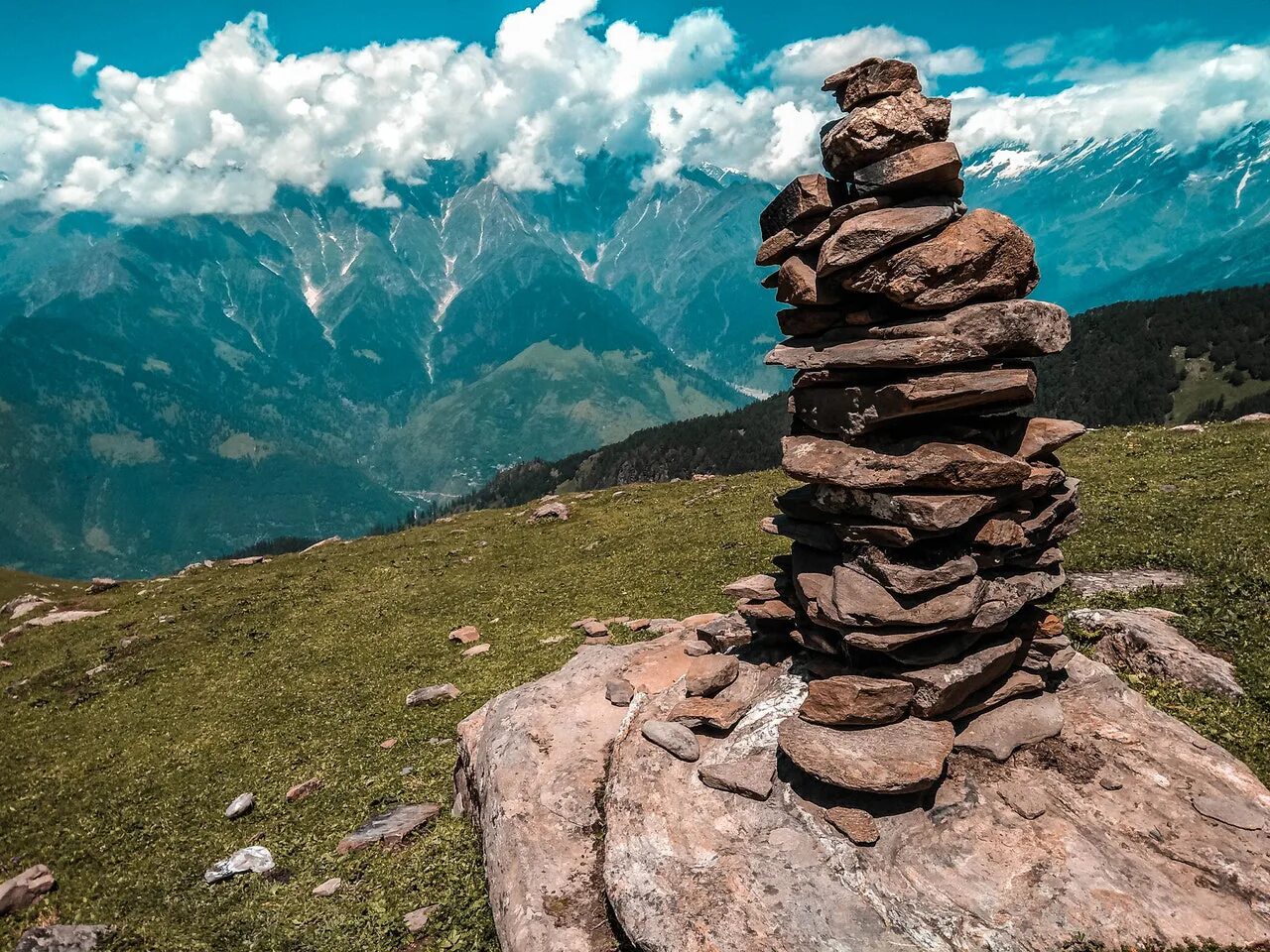 Рождение и жизнь гора. Каменные пирамидки в горах. гора из камней. гора булыжников. тур из камней в горах.