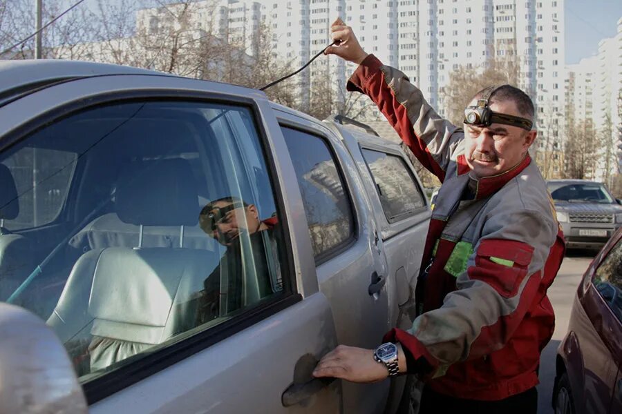 Открывай машину купить. Вскрыть машину. Аварийное вскрытие автомобиля. Вскрытие авто без повреждений. Захлопнулась дверь авто.