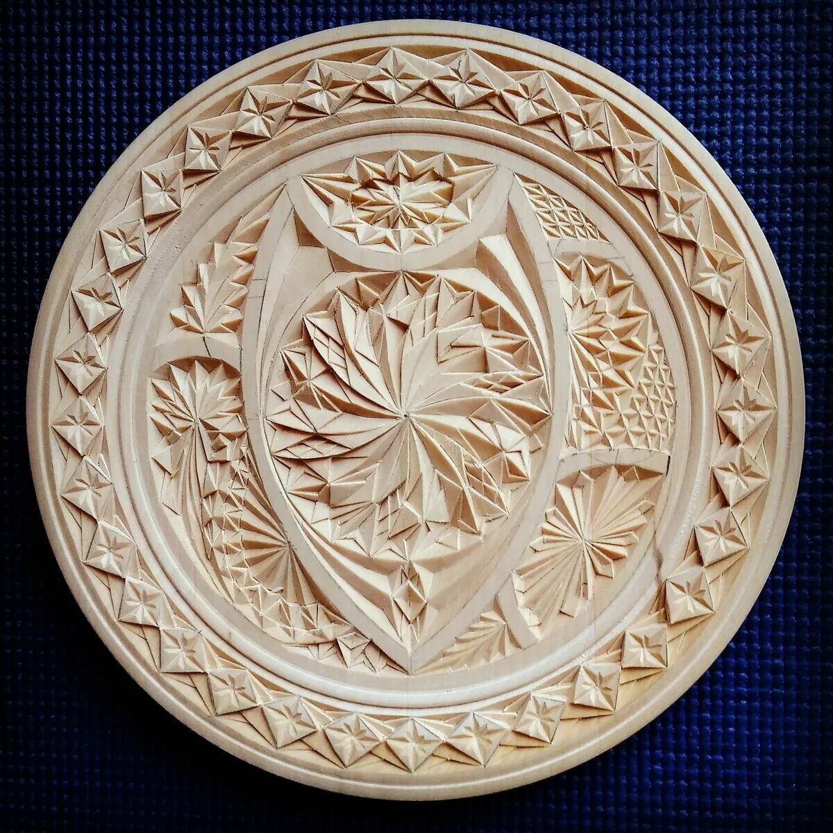 Плоскорельефная резьба. Вырезка по дереву. Дерево для вырезания. Резьба по дереву для начинающих. Фигурная резьба по дереву.