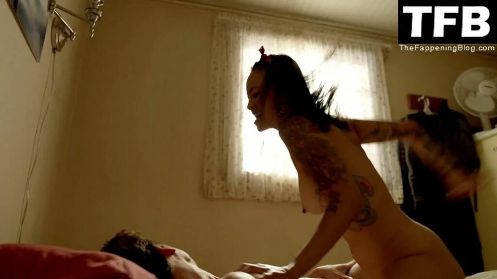 Эротическая Сцена С Леви Трэн – Бесстыжие (2011)