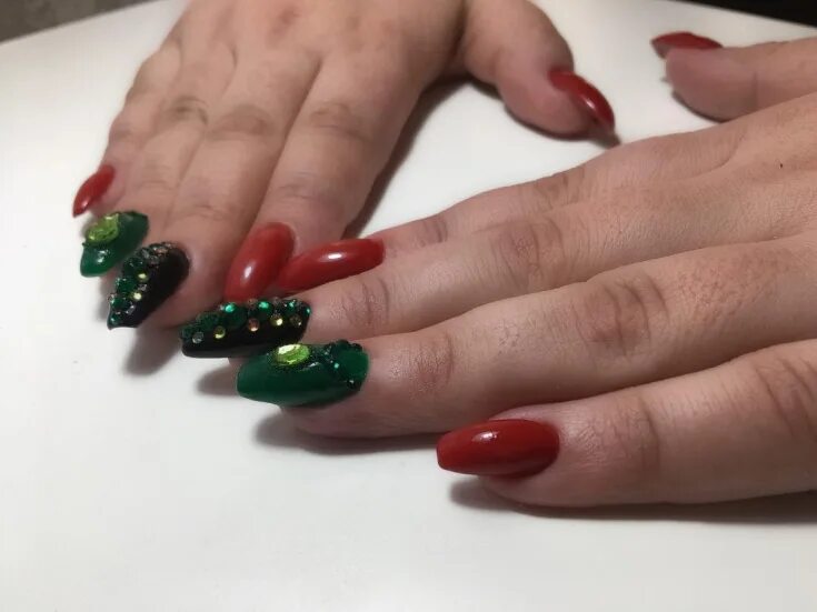 красно зеленые ногти. ногти красный с зеленым фото. маникюр в красно зеленых тонах. маникюр красный с зеленым 2021. маникюр новогодний краснозеденый.
