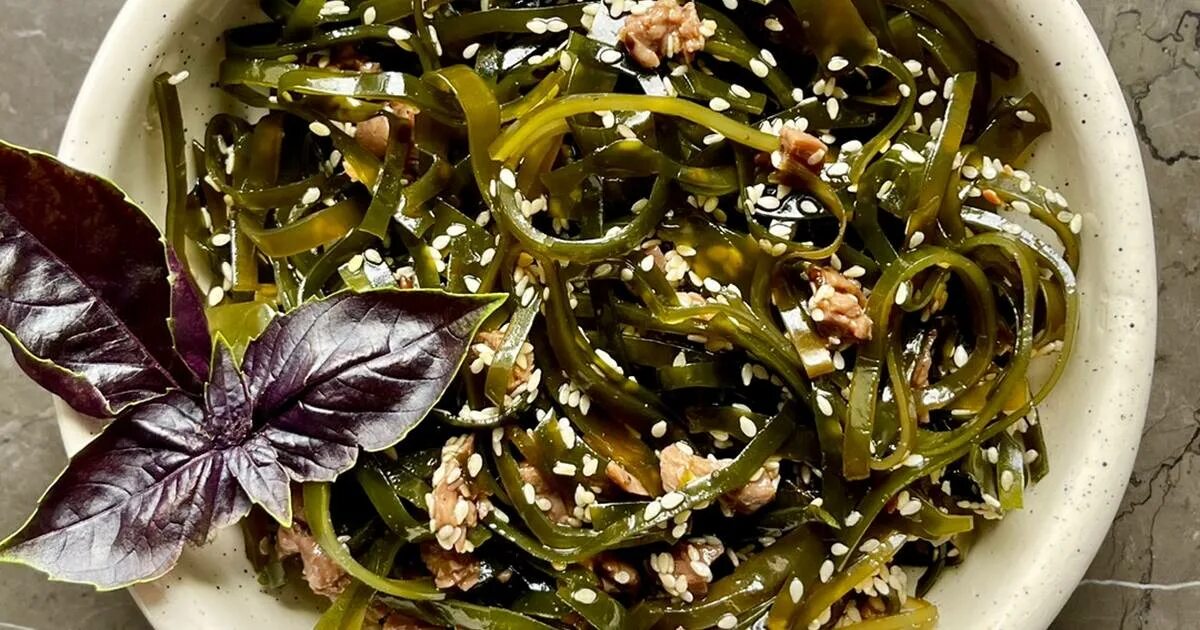 Морской салат ламинария. Салат из морской капусты с горбушей. С чем сочетается морская капуста. Морская капуста мукбанг. С чем сочетается морская капуста.