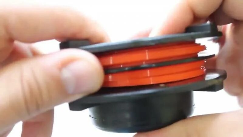 Как заправить леску видео. Катушка для триммера gardena. Как заправить леску видео. Намотка лески на катушку триммера дензел. Намотать леску на катушку триммера ryobi.