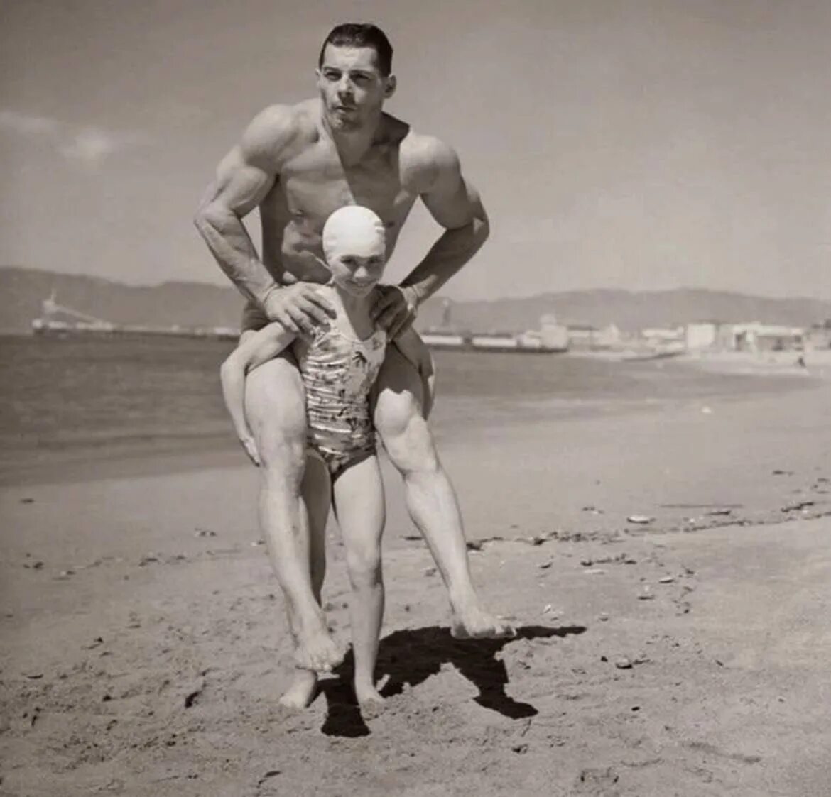 Женщина сильнее мужчины. Мужчина сильный пол. Качки мужчины и женщины. Сильный мужчина и нежная девушка. Сильные девушки поднимают.