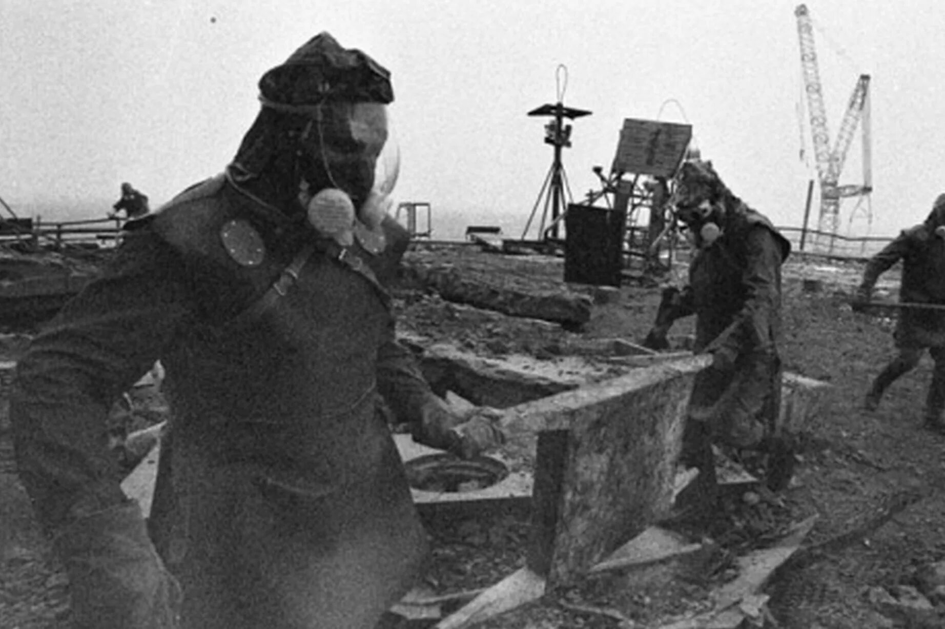 День после взрыва. Чернобыль 1986. Ликвидаторы Чернобыльской АЭС. Авария на ЧАЭС 1986 Чернобыль ликвидация.